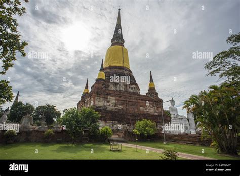  Wat Yai Chaimongkol:  A Glittering Temple Complex Steeped in History and Local Legend!